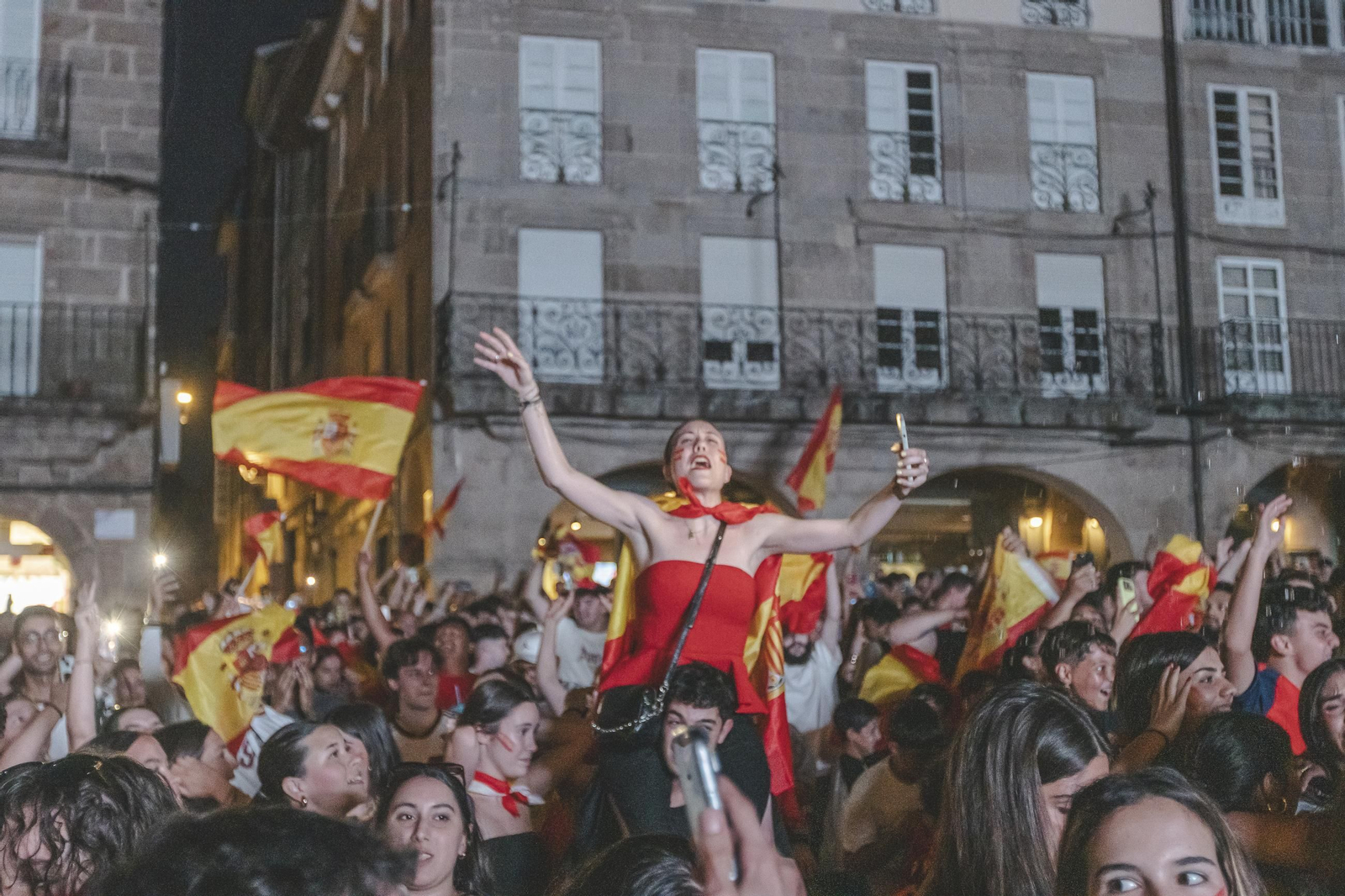 Galería | Camisetas, banderas y las calles de Ourense llenas de emoción por ver a España jugar los cuartos de final, en fotos
