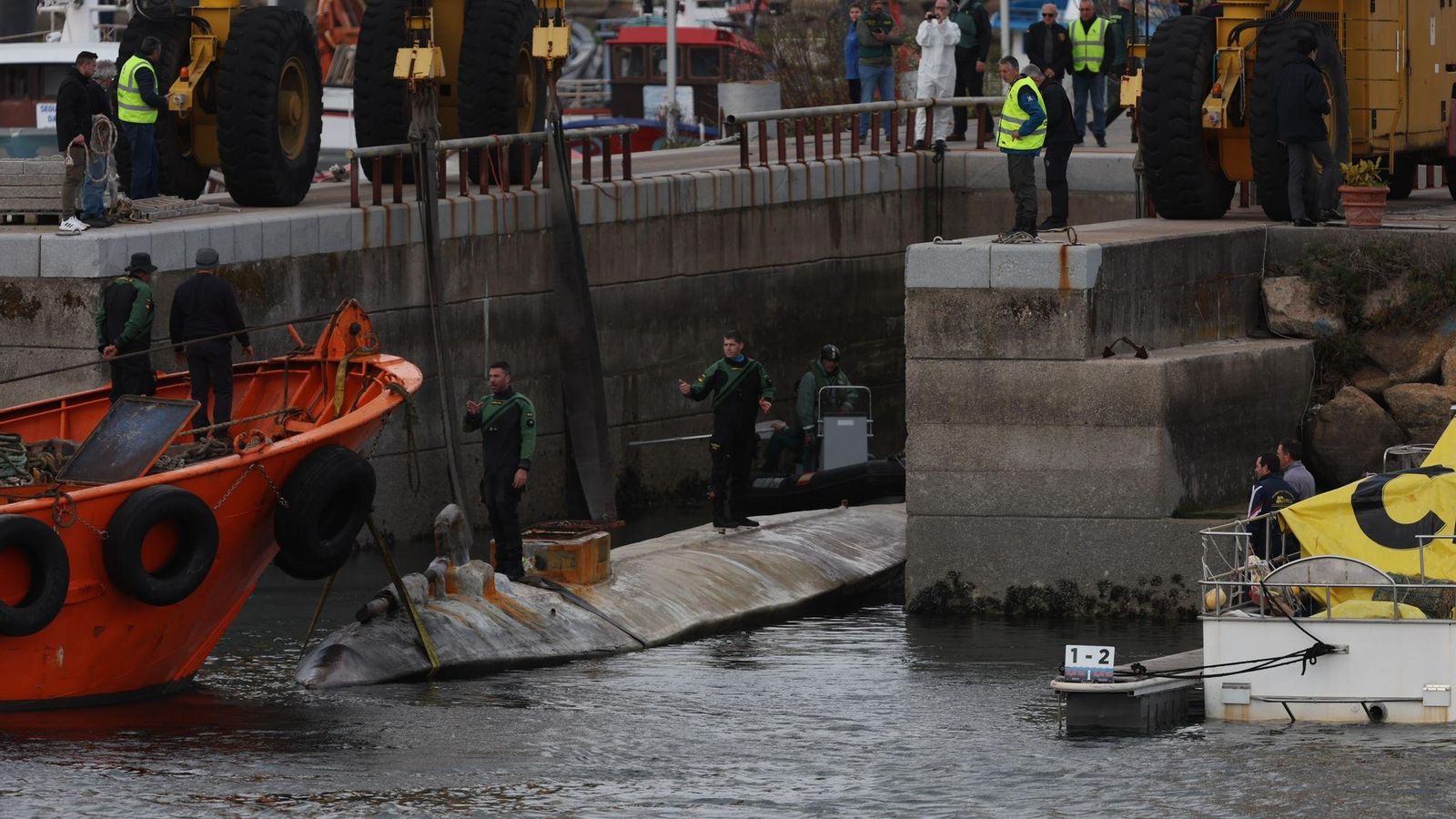 Reflotado el narcosubmarino de Arousa. // Alberte