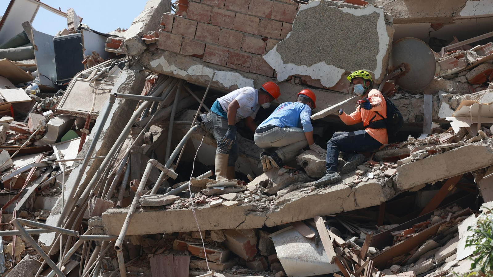 La gente busca supervivientes entre los escombros tras los devastadores terremotos en La Guaira