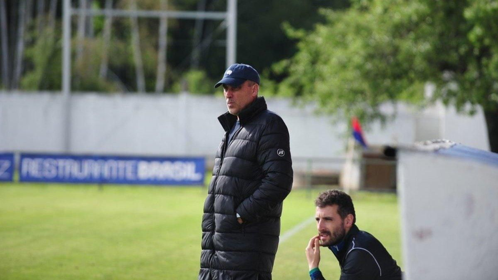 Los técnicos del Verín, Miguel Sotelo y Iago Lantes, en el José Arjiz. (Foto: José Paz)