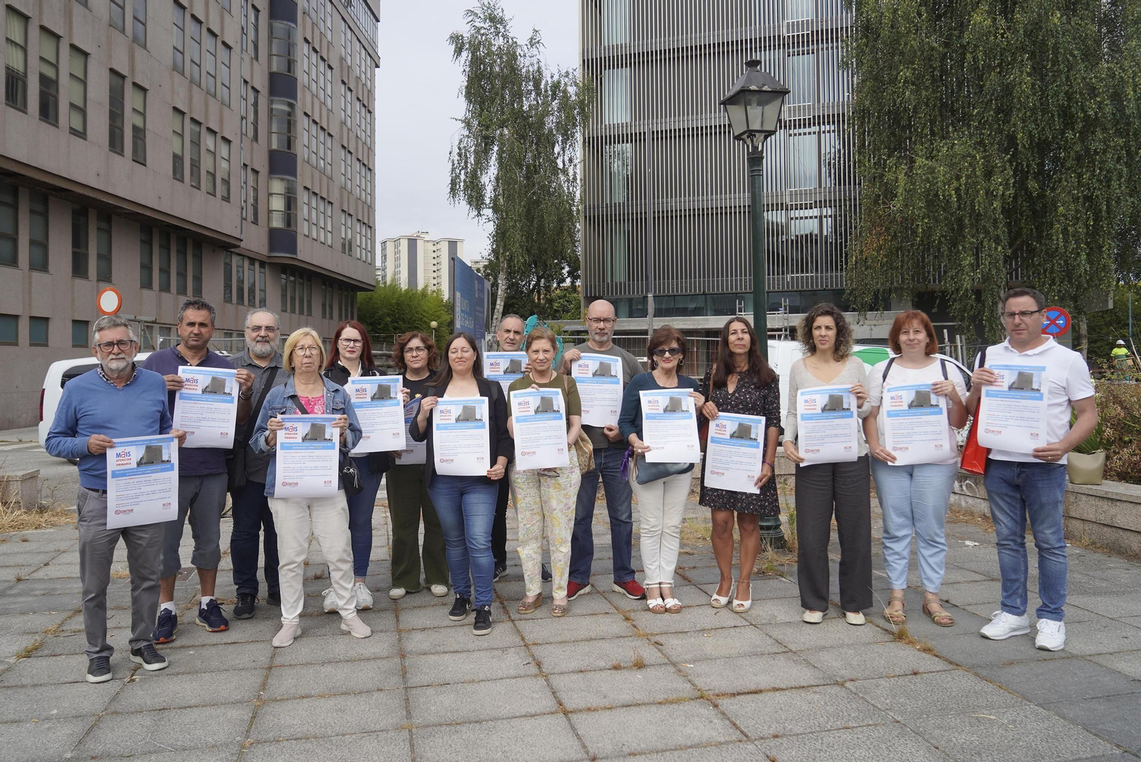 Miembros de la plataforma SOS Sanidade se concentraron ayer ante el Olimpia Valencia.