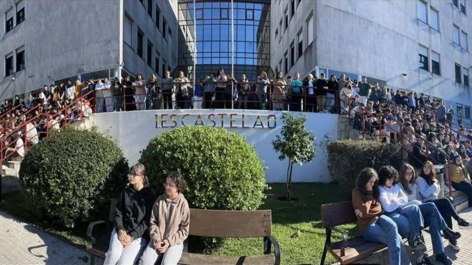 Imaxe do IES Castelao e os seus alumnos, gañadores do concurso polo Día das Letras Galegas.