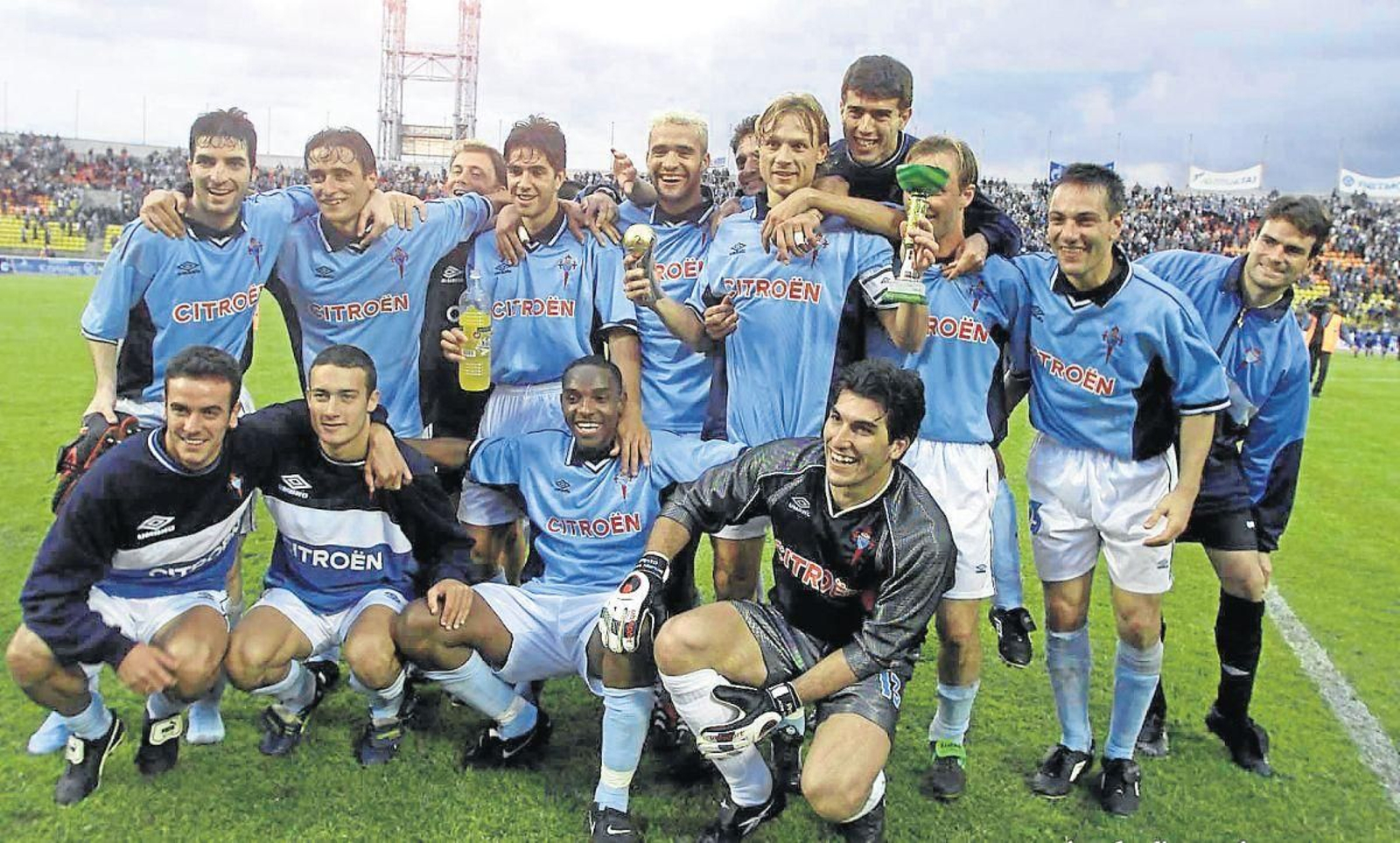 La mayor parte de los jugadores del Celta que empataron ante el Zenit en San Petersburgo para ganar la Intertoto. El capitán, Valery Karpin, porta el trofeo.