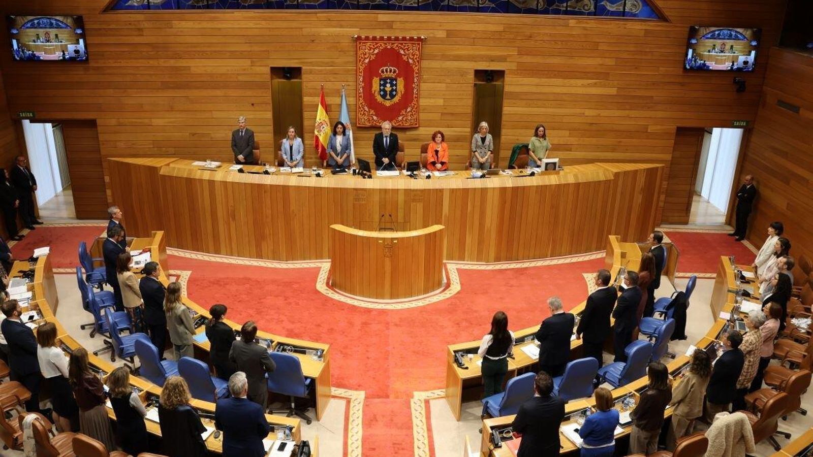 Minuto de silencio al inicio del debate en el Parlamento de Galicia.