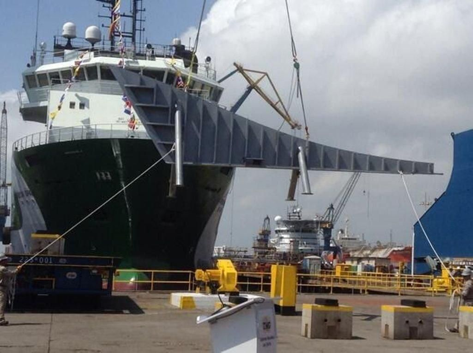 Puesta de quilla de un barco que Pemex construye en México.