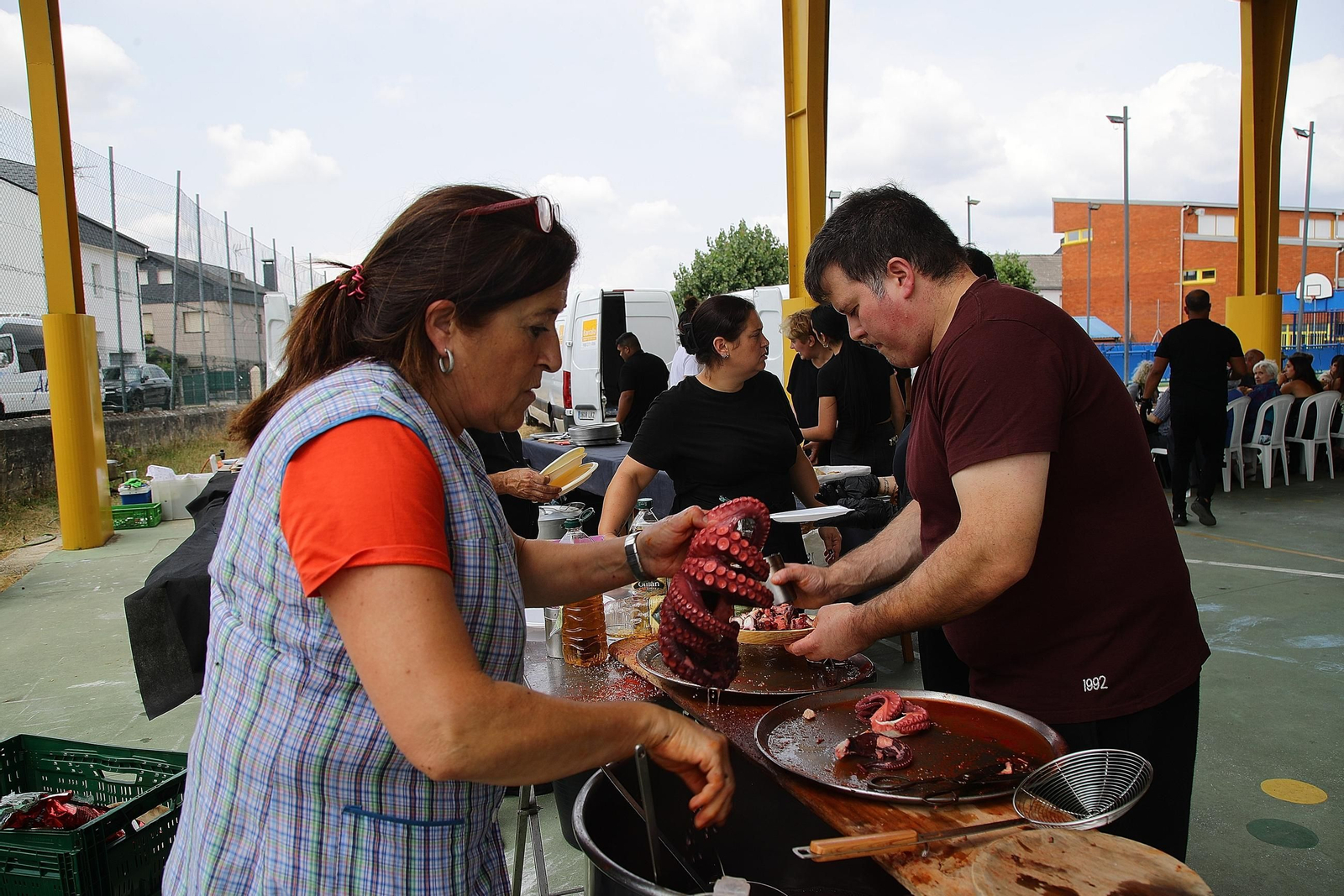 Galería | Biscoito de fariña, ovos, azucre e manteiga para celebrar a Festa da Bica en A Pobra de Trives