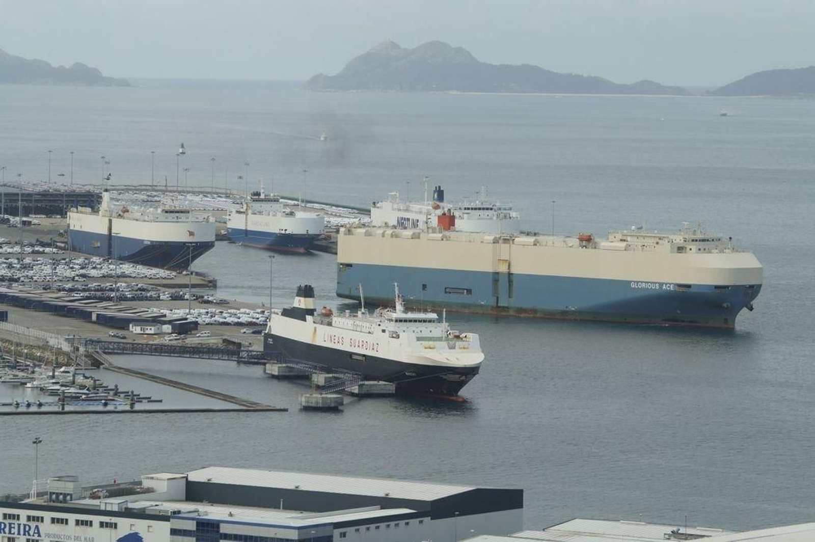 El gigante "Gloriosus Ace", a la derecha, atracado ayer en la terminal de transbordadores de Bouzas, donde descargó coches de Toyota y Mercedes.