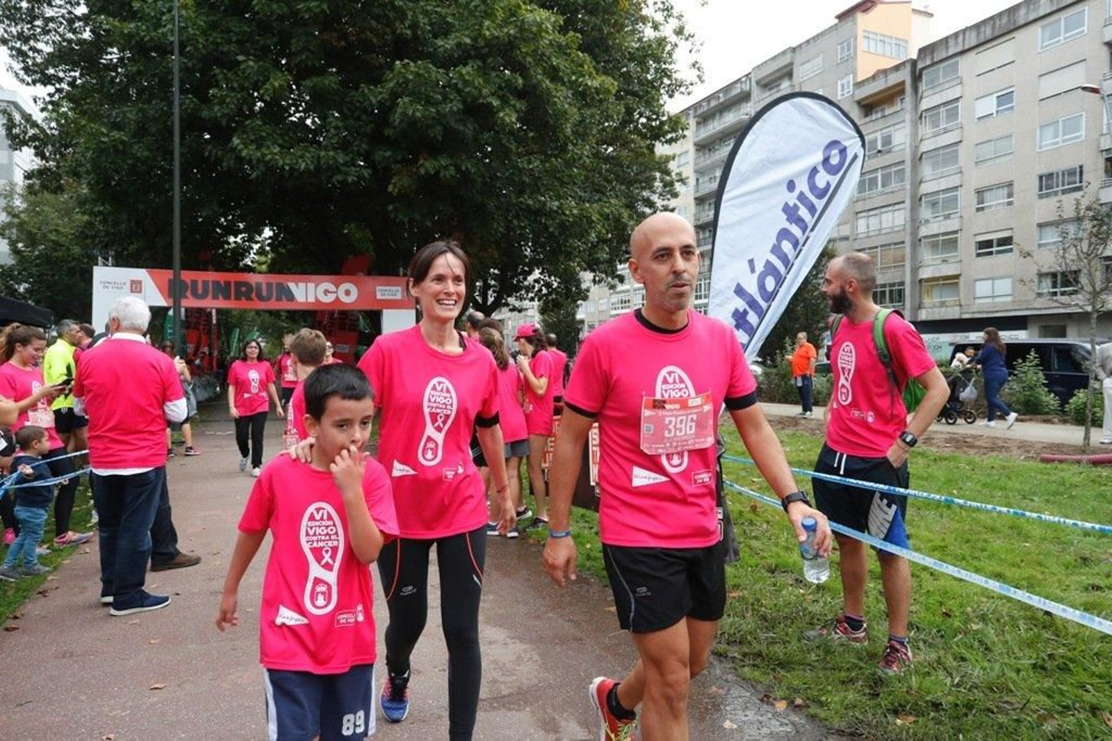 El color rosa abarrotó la Avenida de Castelao - JV Landín 055