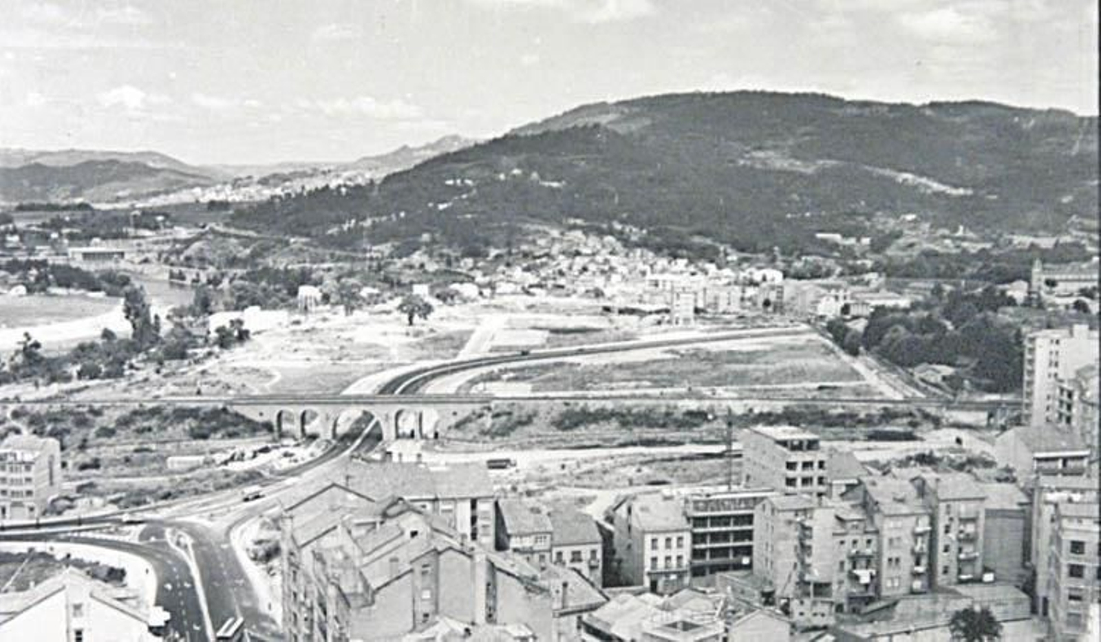 Foto de Augusto Pacheco, de comienzos de los 70. El terreno aun no albergaba grúas, pero ya estaba preparado para ello.