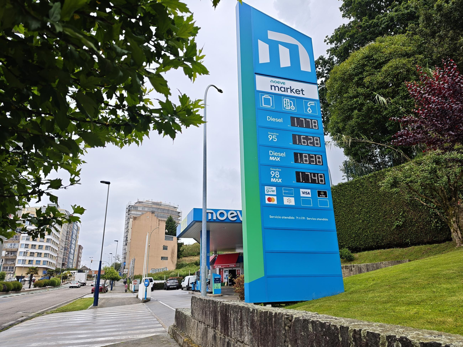 Una de las estaciones de servicio de Vigo donde se marcan los precios de ayer por la mañana.