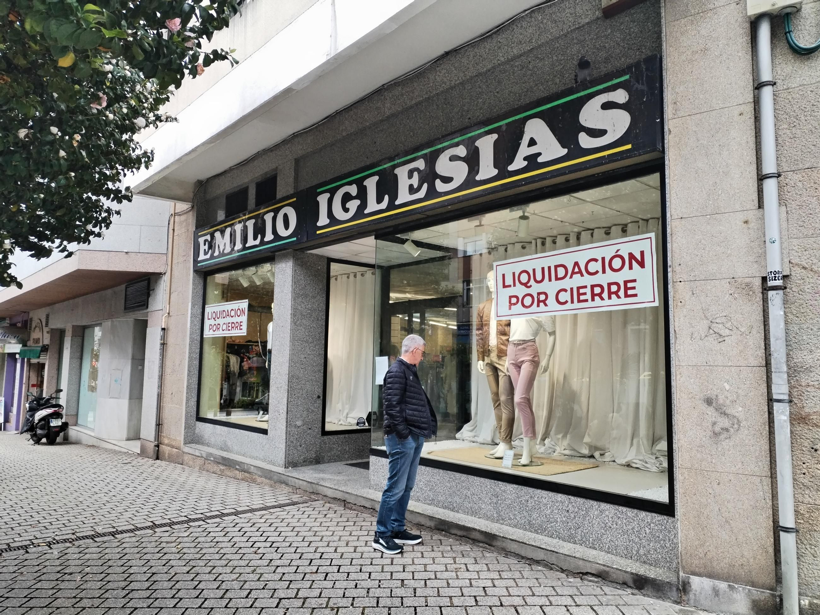 Establecimiento en Camelias con el cartel de liquidación por cierre.