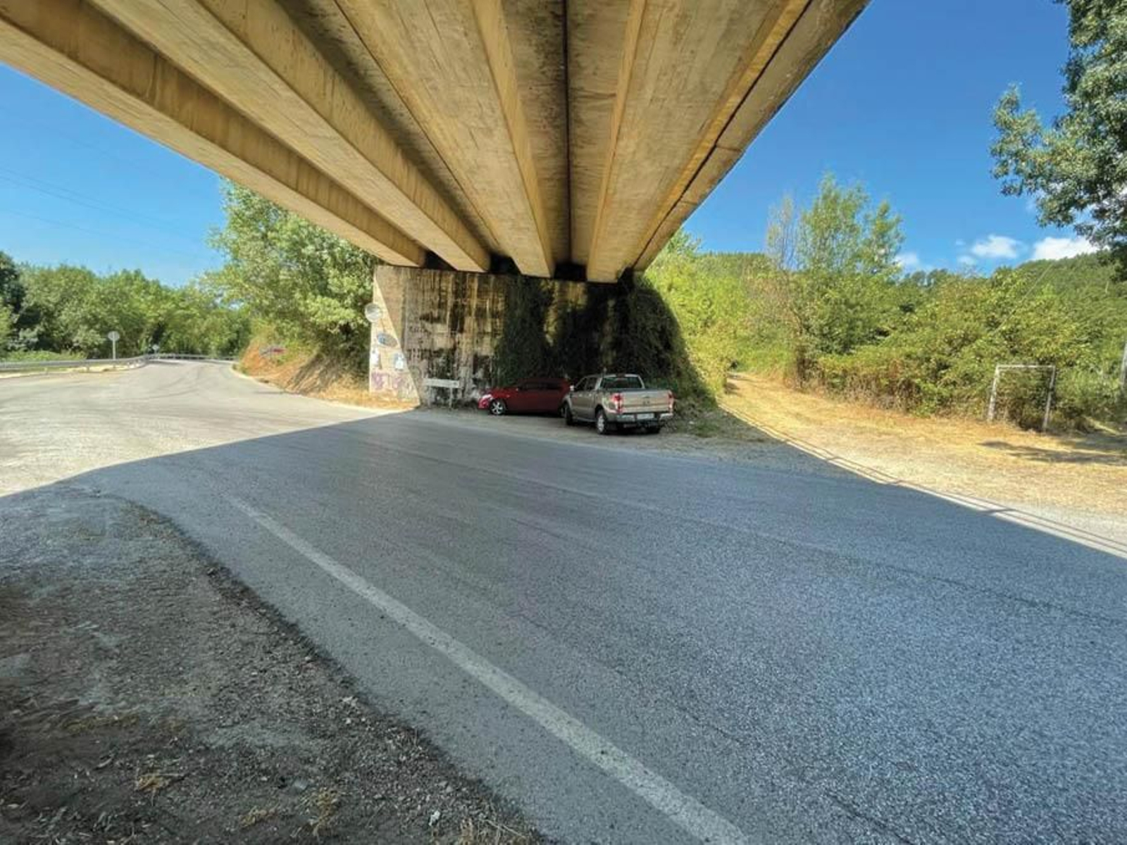 La alternativa que propone A Rúa arranca en un cruce, en un paso inferior.