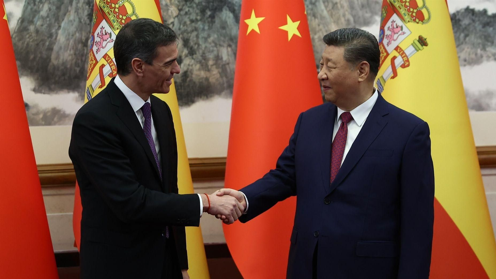 El presidente del Gobierno, Pedro Sánchez, con el presidente de China, Xi Jinping.