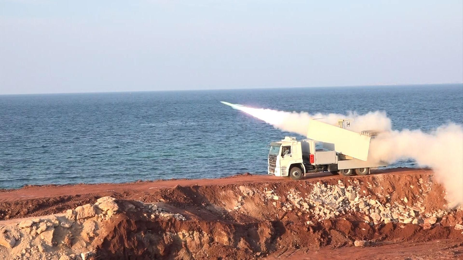 Un vehículo lanzó un misil durante un ejercicio militar en el Golfo Pérsico, al sur de Irán.