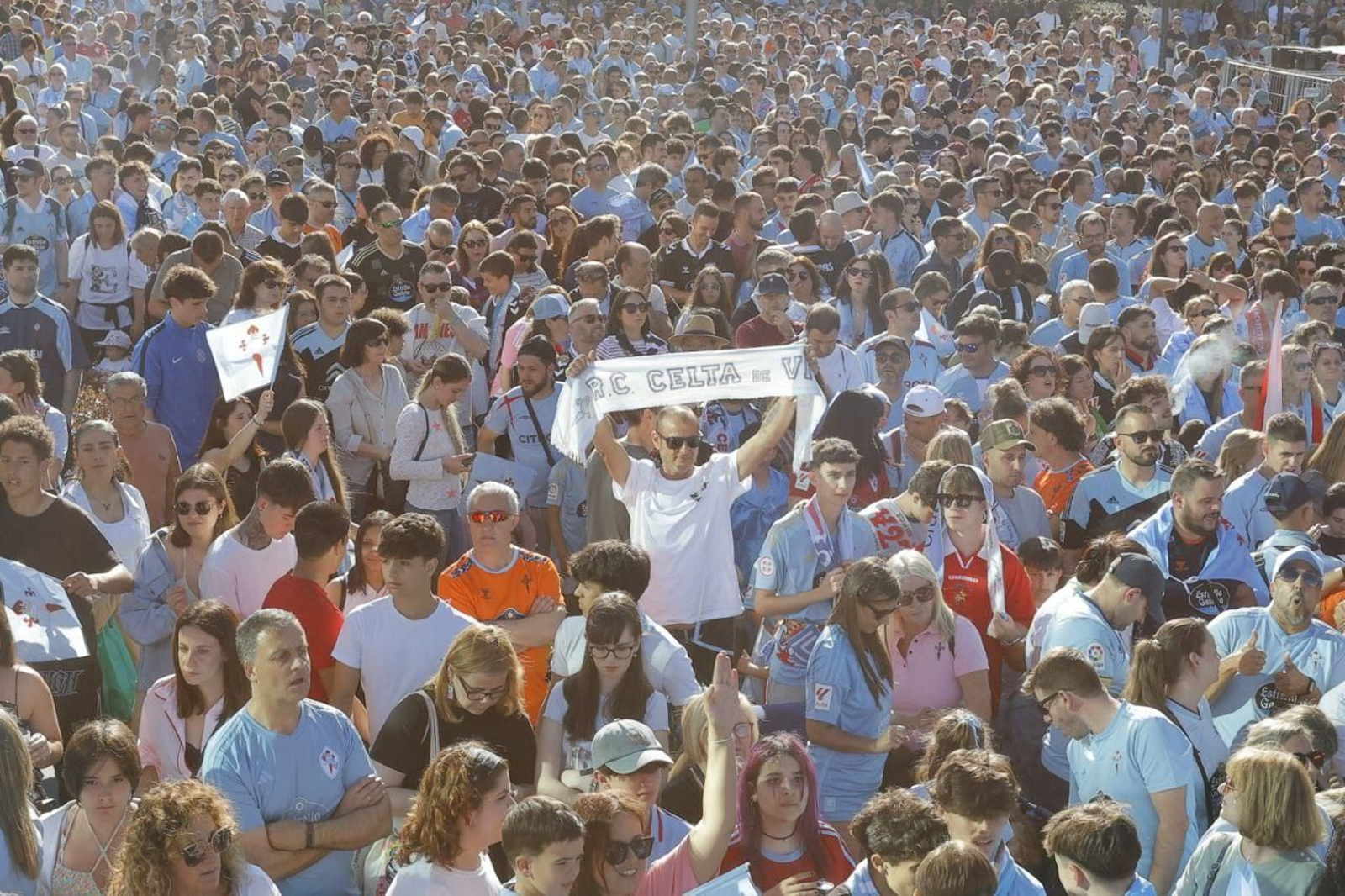 Galería | Fiesta celeste en Vigo por la vuelta del Celta a Europa