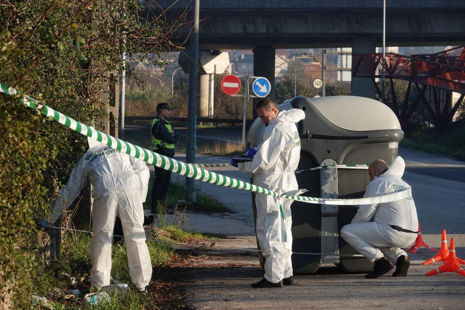 Agentes de la Guardia Civil durante la inspección ocular al día siguiente del hallazgo del cadáver.