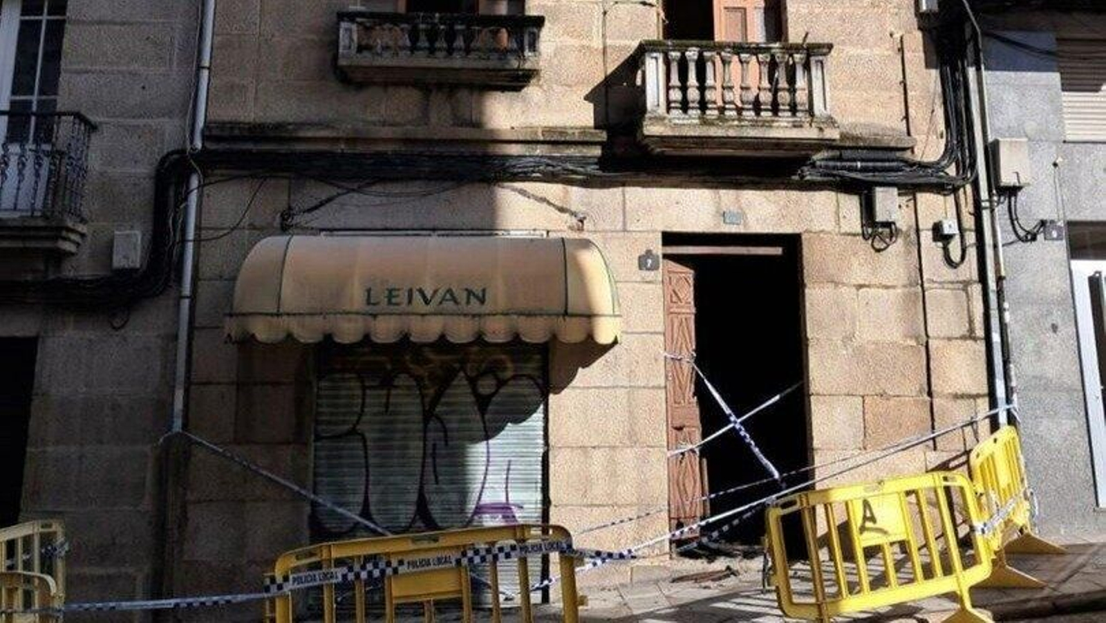 El edificio número 7 de García Mosquera está precintado.