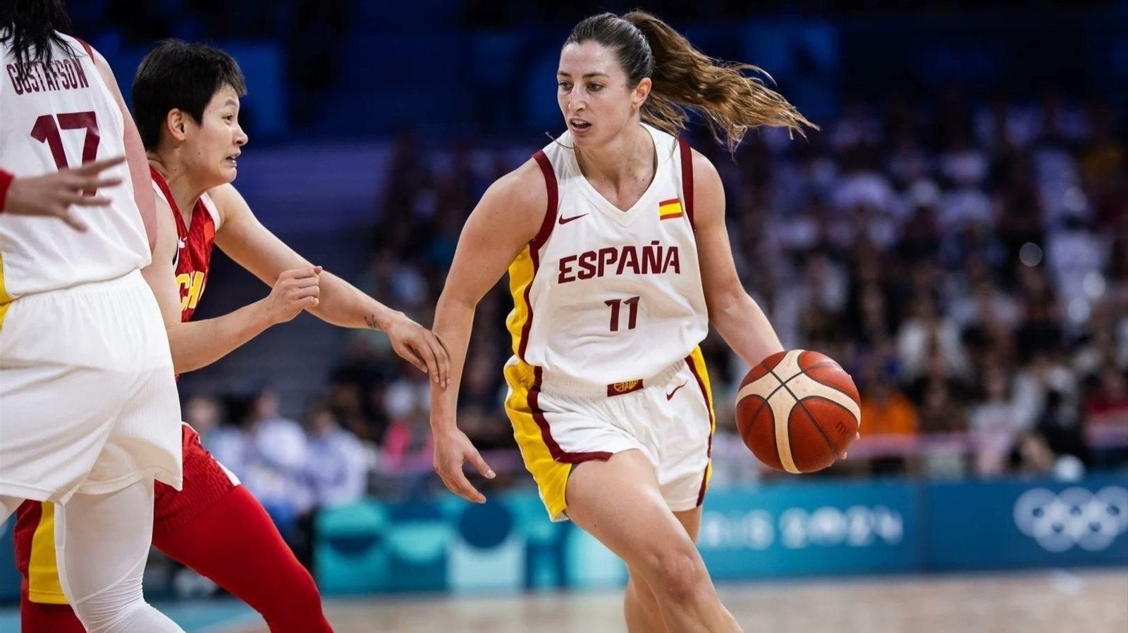La jugadora española Leonor Rodríguez en una acción del partido entre España y China en el primer duelo de fase de grupos de los Juegos Olímpicos de Paris 2024.