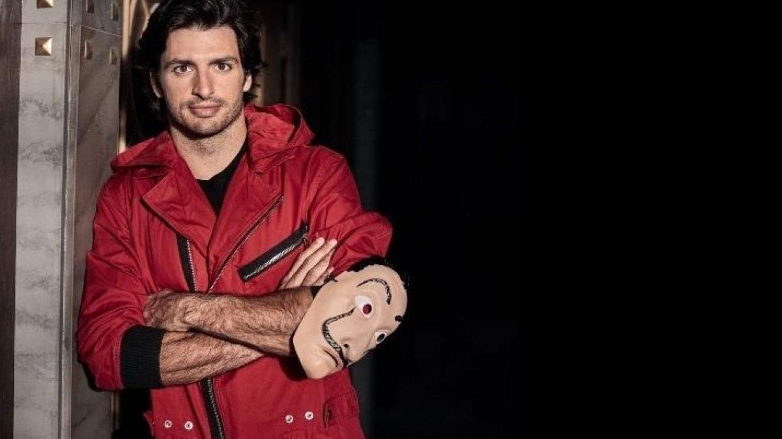 Carlos Sainz vestido de la resistencia de La Casa de Papel.