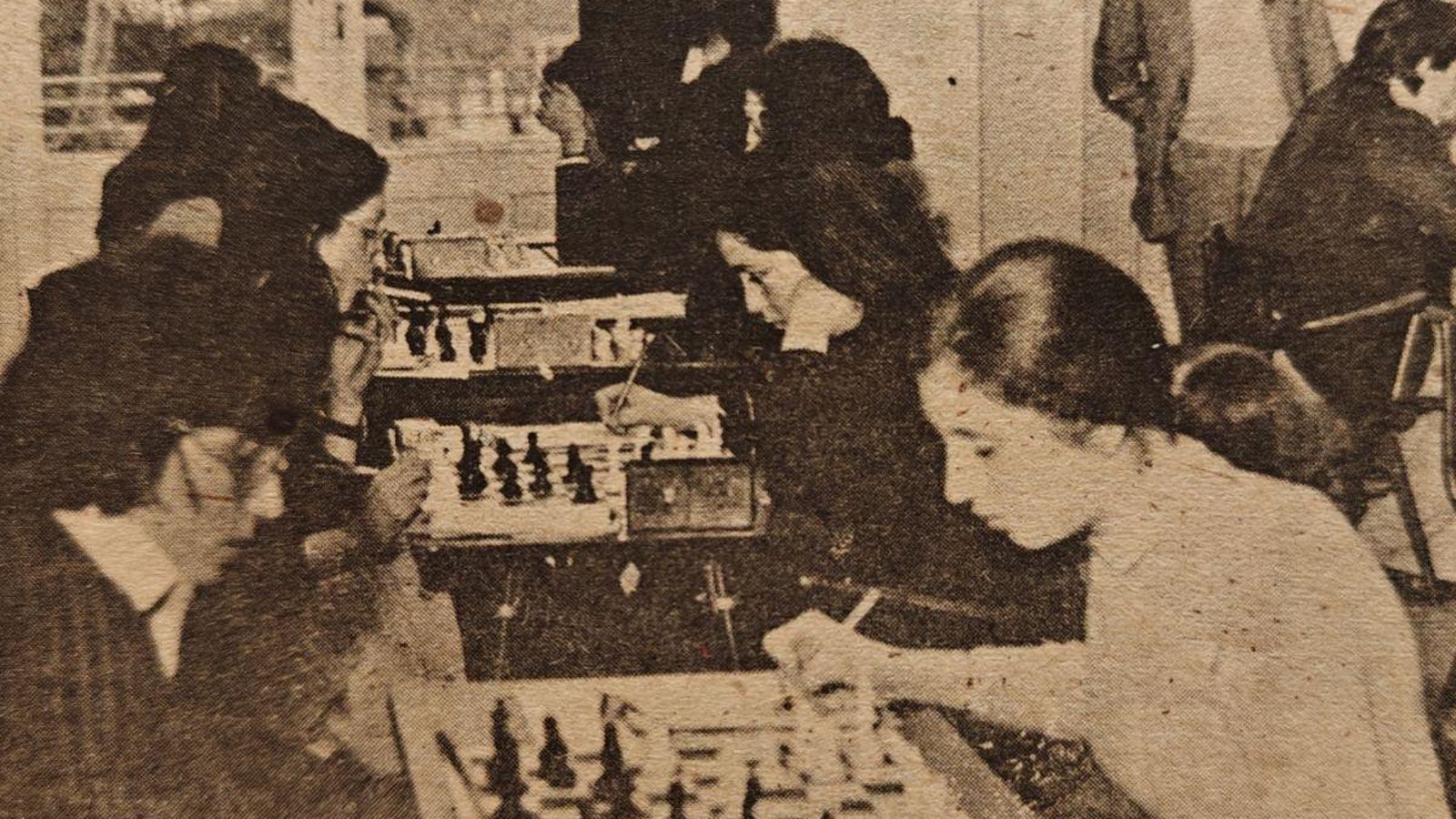 Primer torneo femenino de ajedrez.