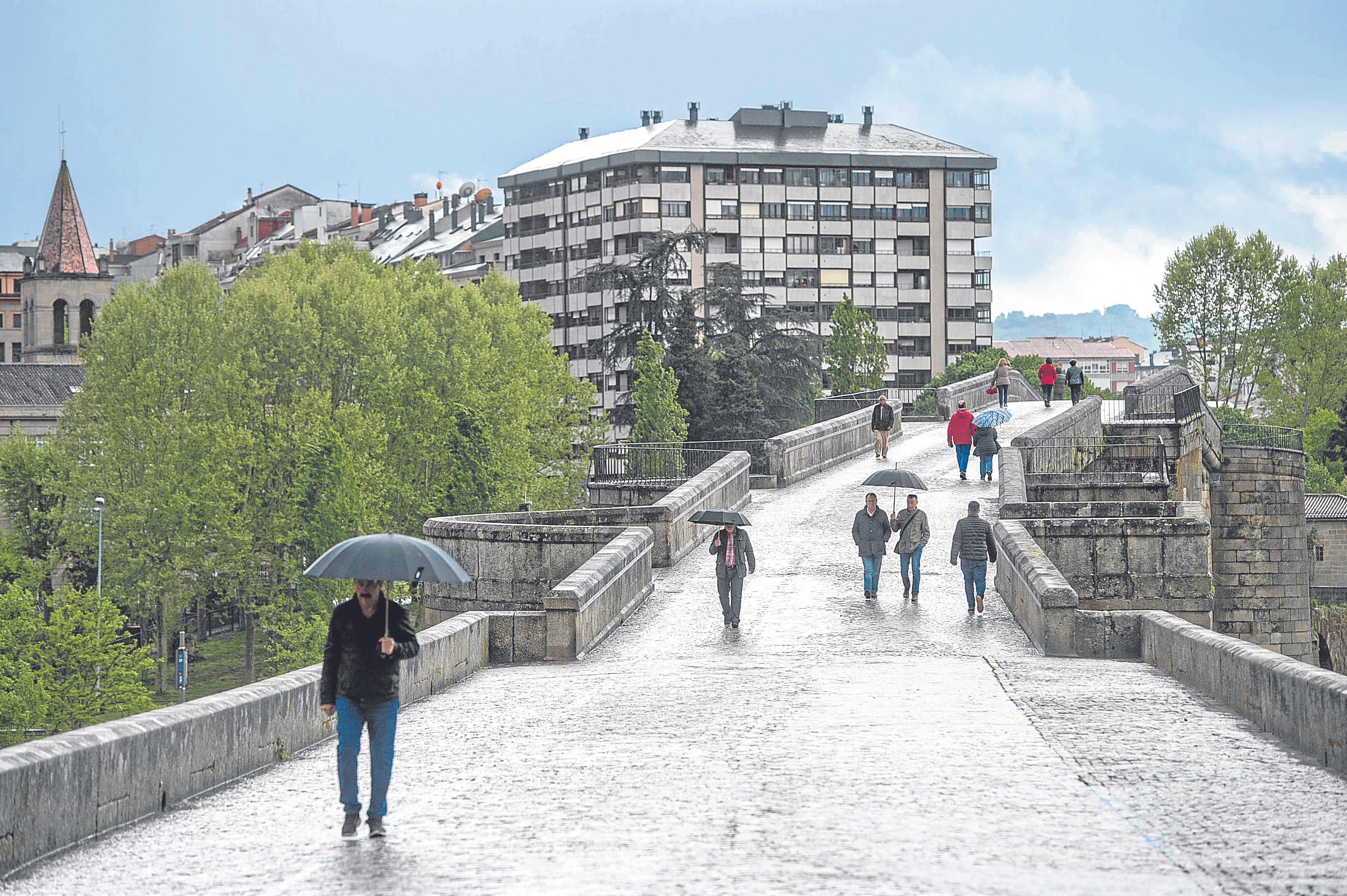 La lluvia en la ciudad obliga a sacar el paraguas de casa. FOTO: ÓSCAR PINAL