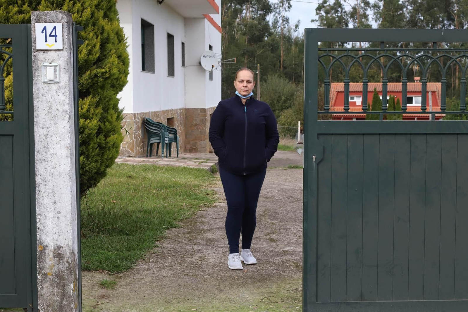 Adriana Ramos a las puertas de la vivienda que tendrá que dejar por la fuerza.