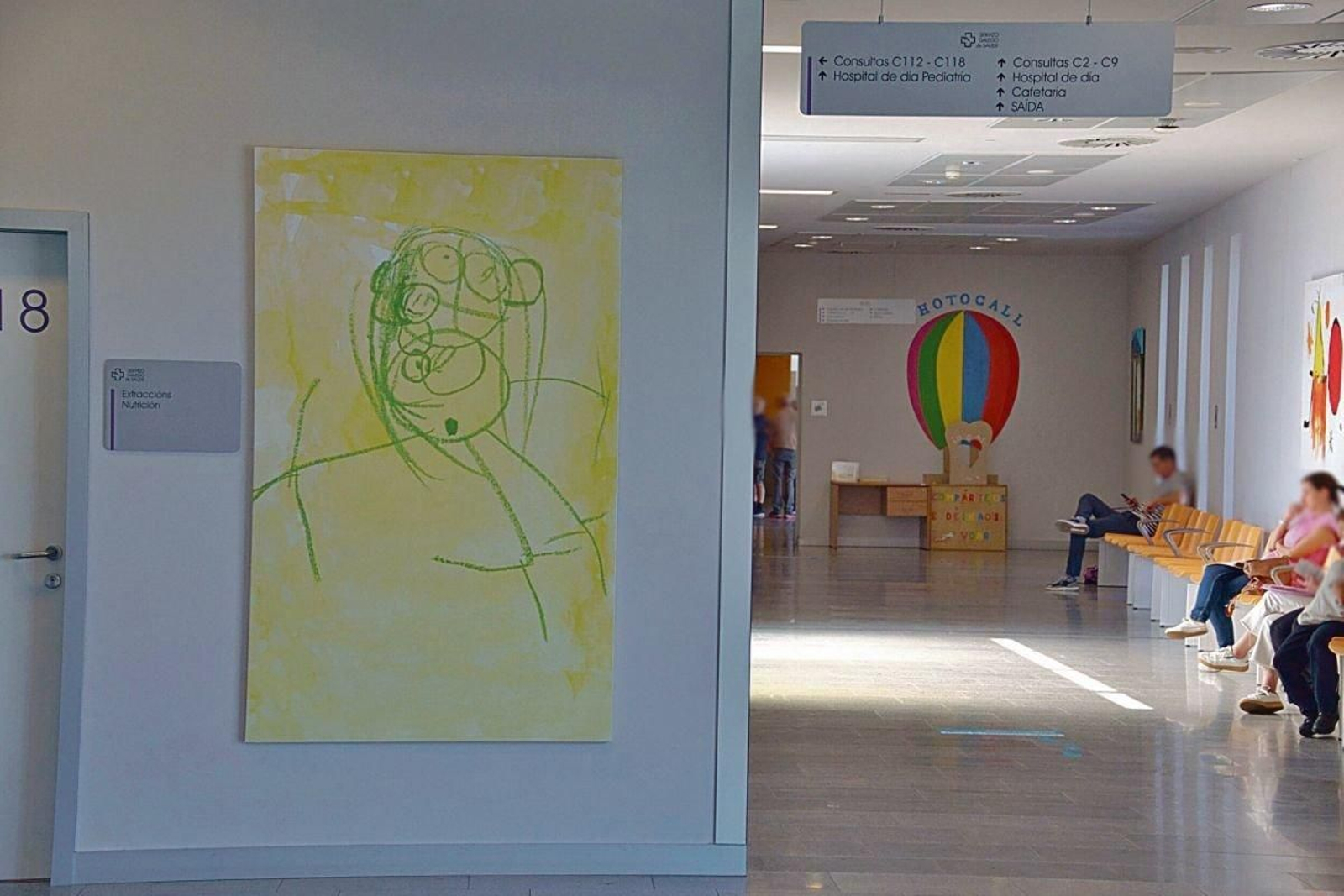 El área de consultas de Pediatría del Cunqueiro, con dibujos pintados por pacientes.