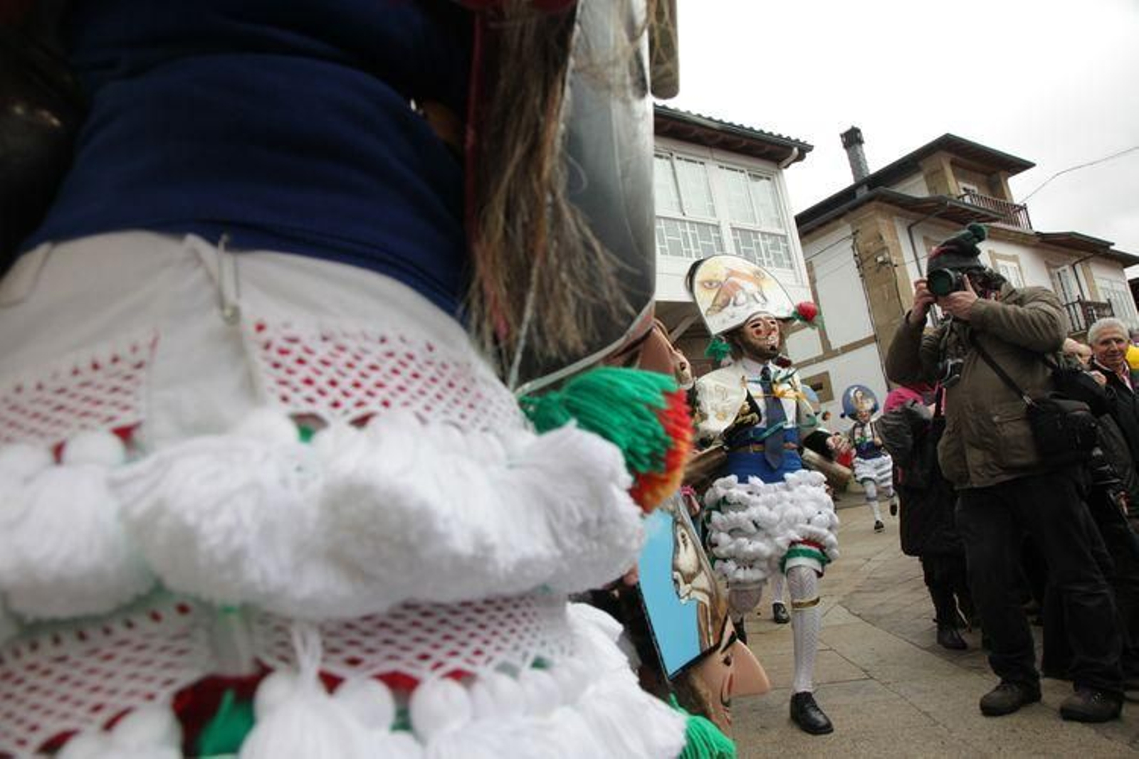 Laza recibe a los peliqueiros con bica y licor café