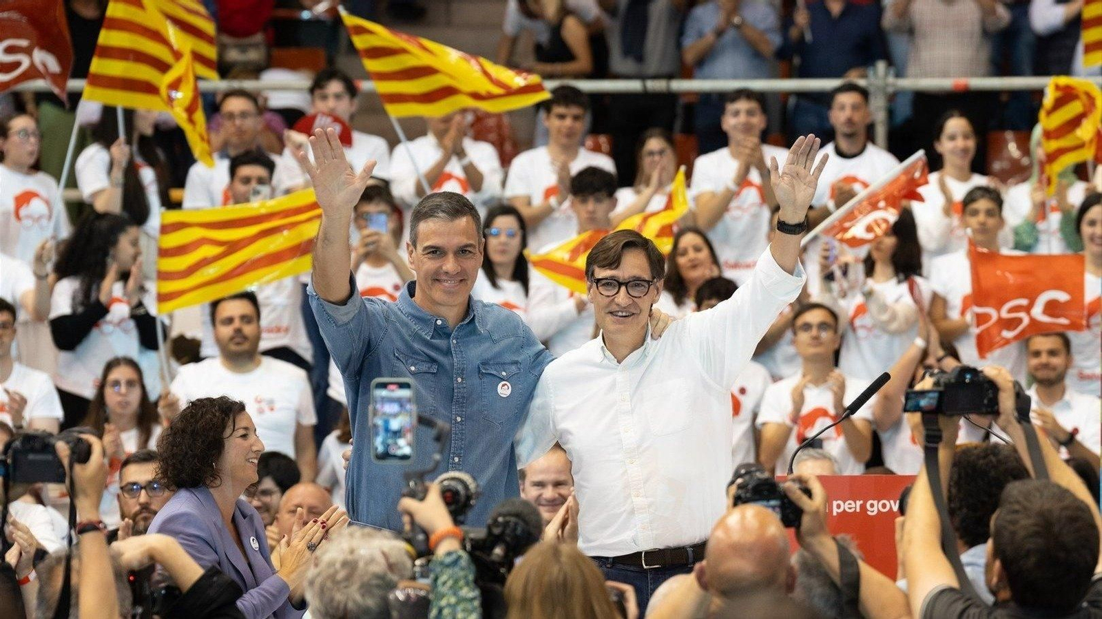 El presidente del Gobierno, Pedro Sánchez,y el candidato del PSC, Salvador Illa, durante un mitin del PSC, en Pavelló Vall d’Hebron.