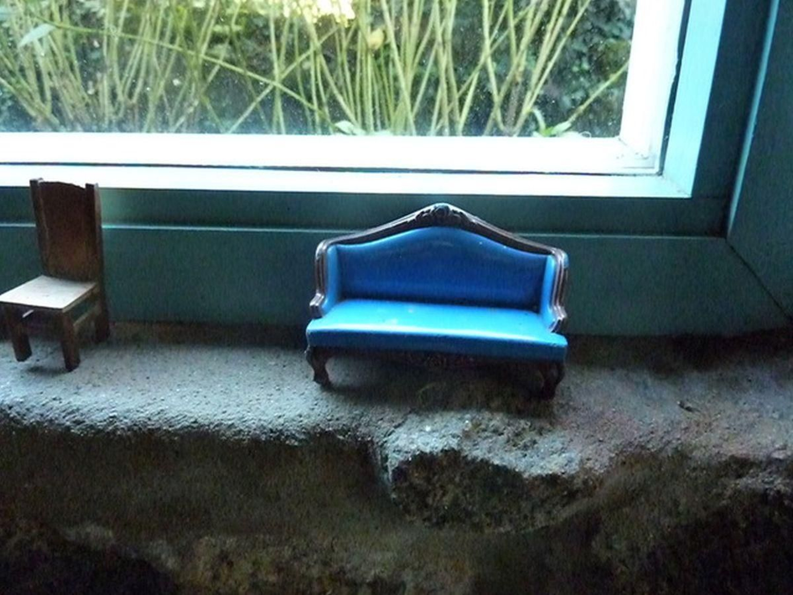Sofá ante la ventana.