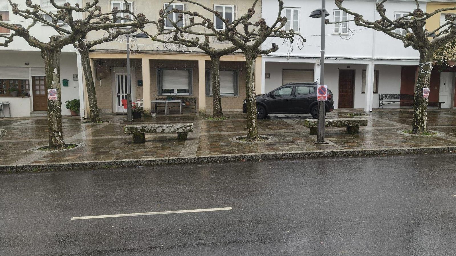 La Praza Maior de Riós tampoco se libra de la nueva prohición de aparcar.