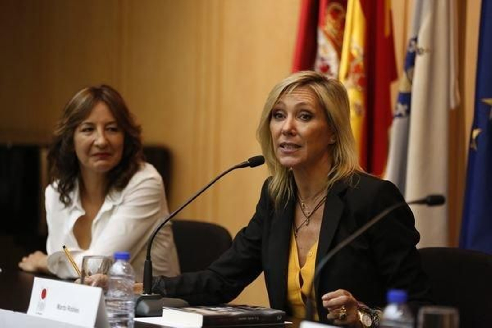 La subinspectora de la Policía Nacional Teresa Ramos y la escritora Marta Robles, durante la intervención de ésta.