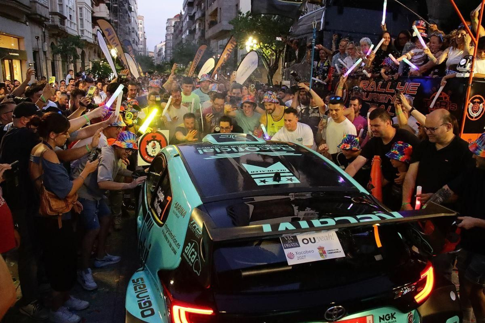 La calle del Paseo se convirtió en la definición gráfica de marea humana durante la jornada.