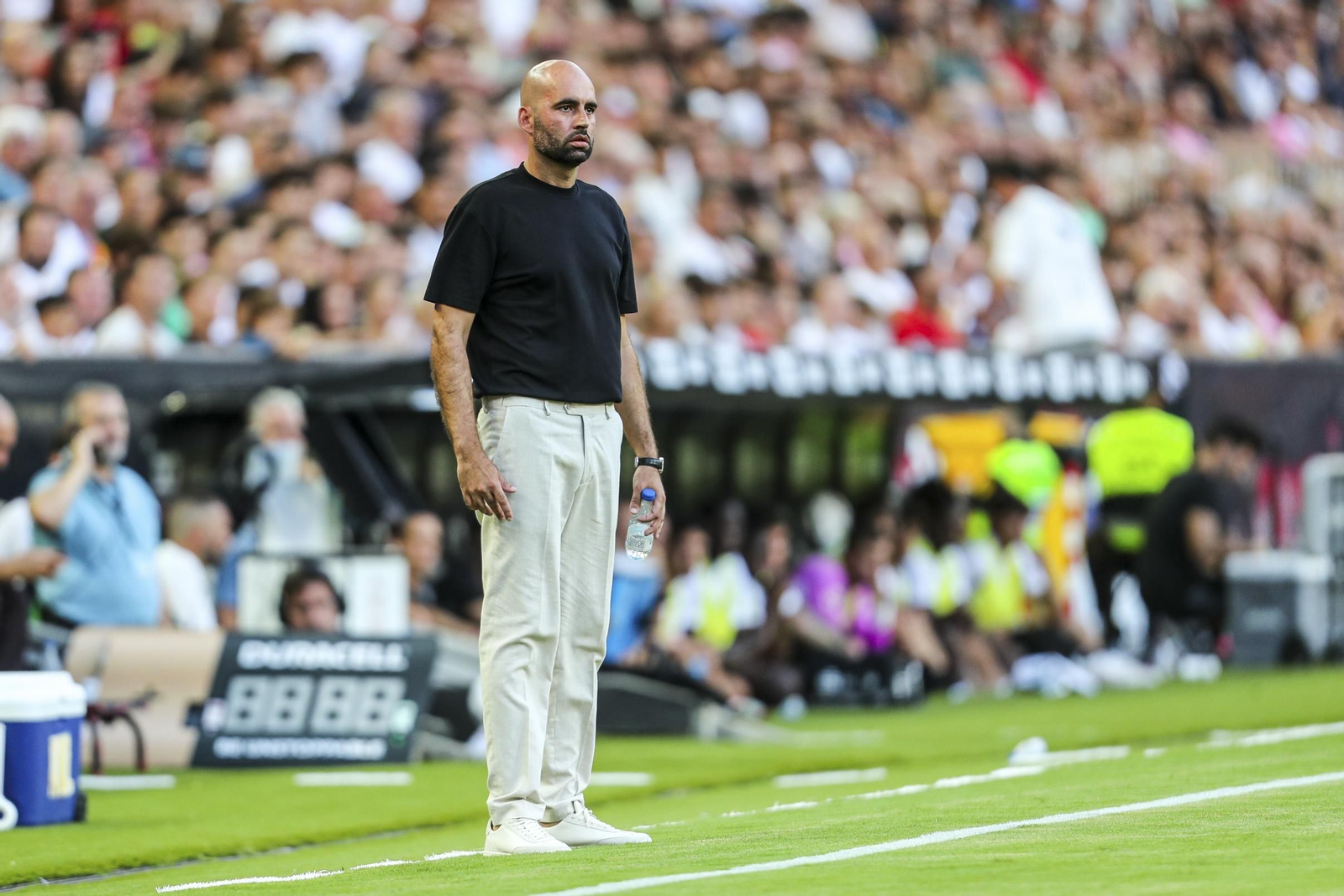 El entrenador del Celta, Claudio Giráldez, sigue el partido desde la banda en el estadio de Mestalla.