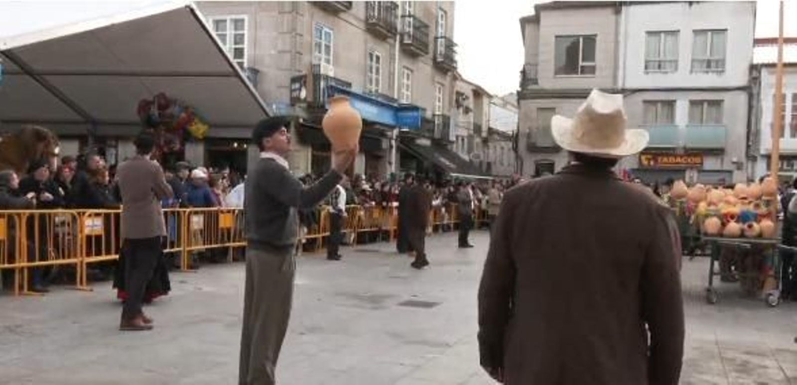Galería |  Xinzo celebra su Domingo de Oleiros con las olas volando en la Plaza Mayor