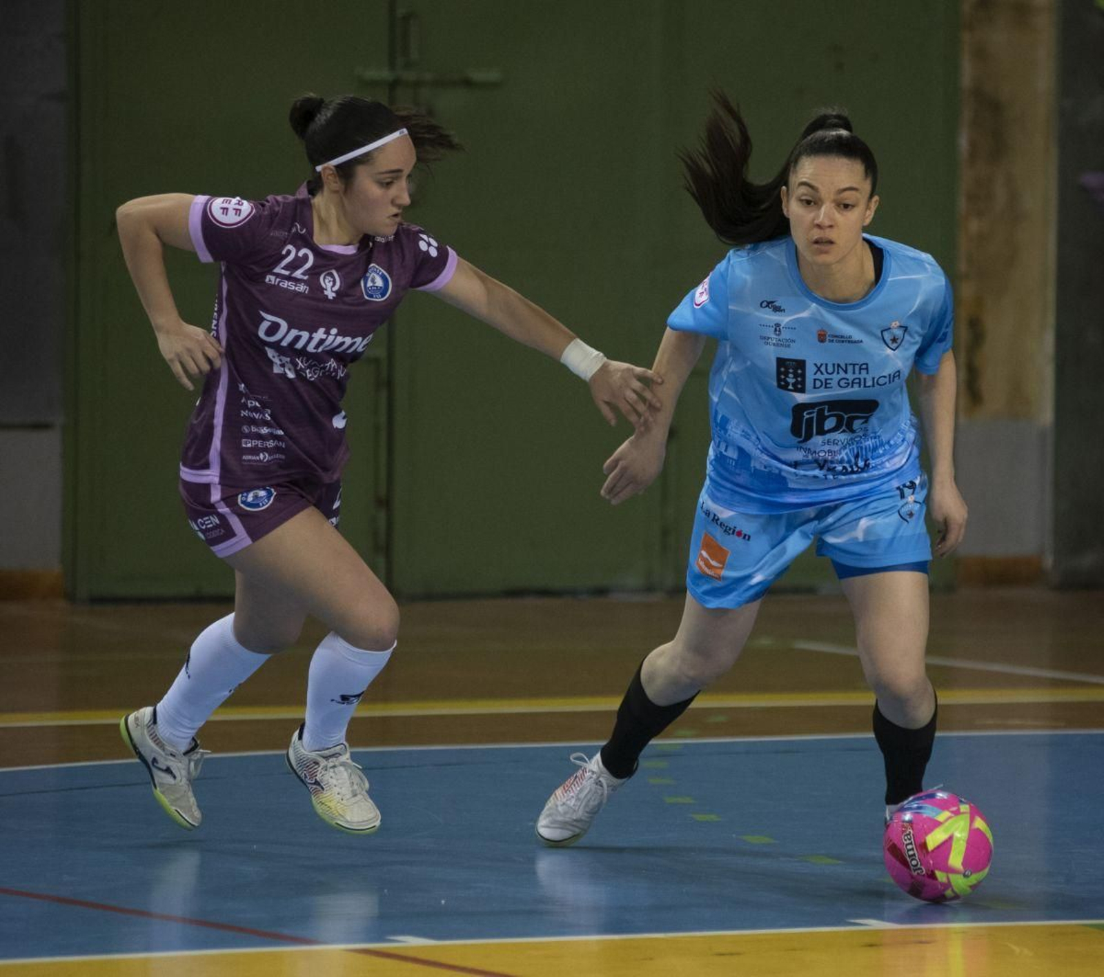 Rafinha protege la pelota ante la presión de Carla Martínez.