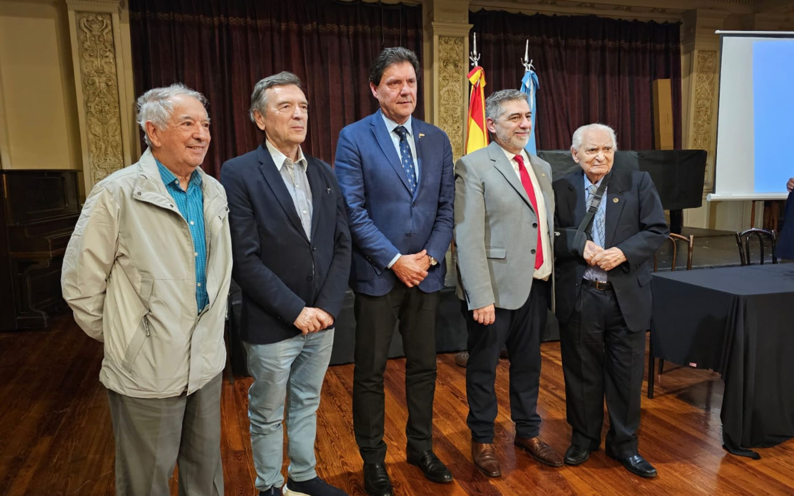 Besteiro en el centro de la imagen junto a representantes de la colectividad en Argentina