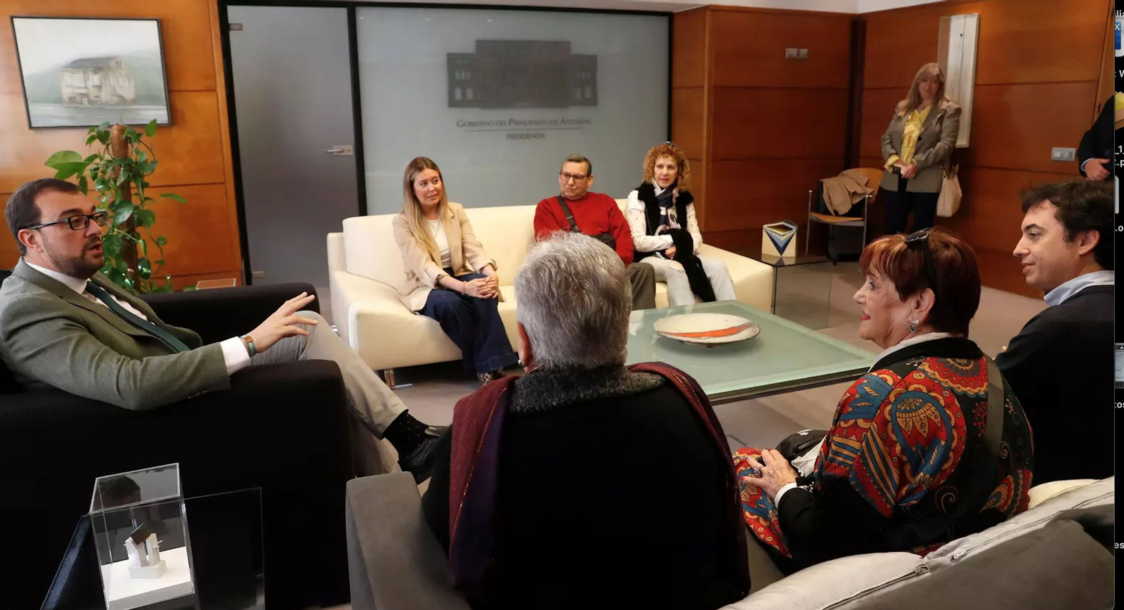 El presidente del Principado, Adrián Barbón y la directora general de Emigración, Olaya Romano, junto a los participantes en el Programa Añoranza 2024