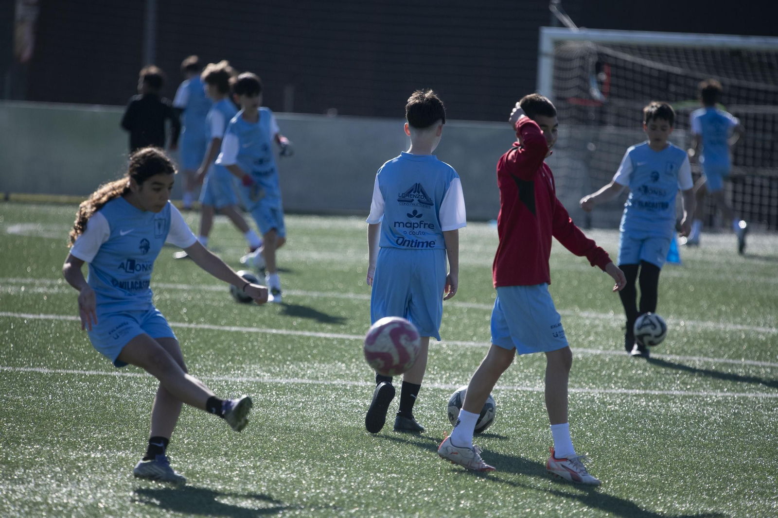 Galería |  El futbol base ourensano se divierte durante la Semana Santa