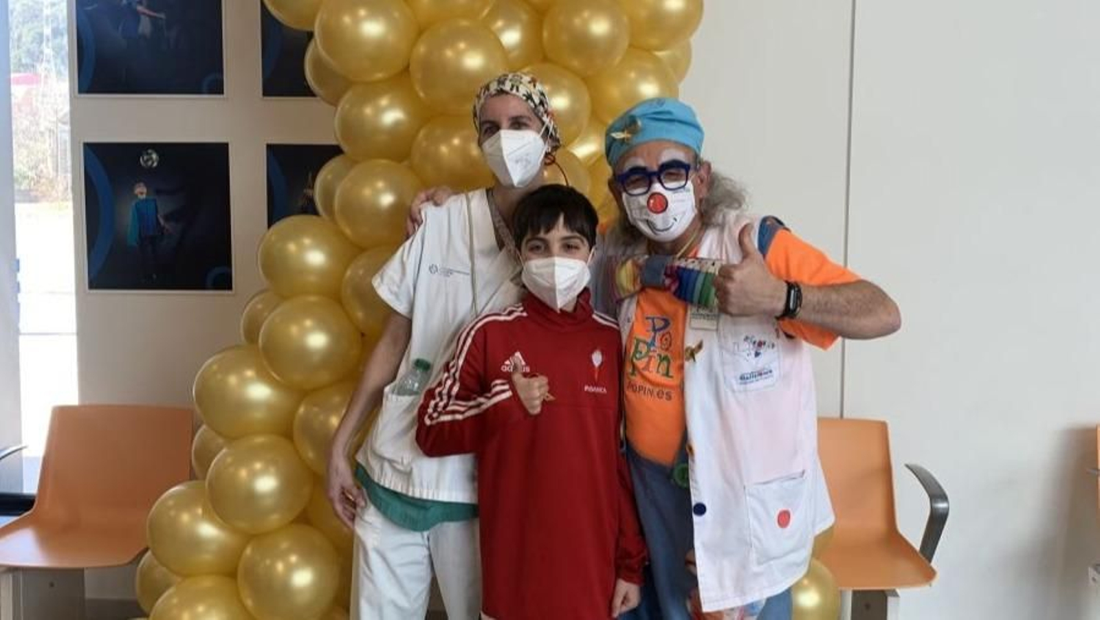 Iker, un joven paciente del Cunqueiro, con su madre y el payaso Popin, durante los actos ayer del Día del Cáncer Infantil.