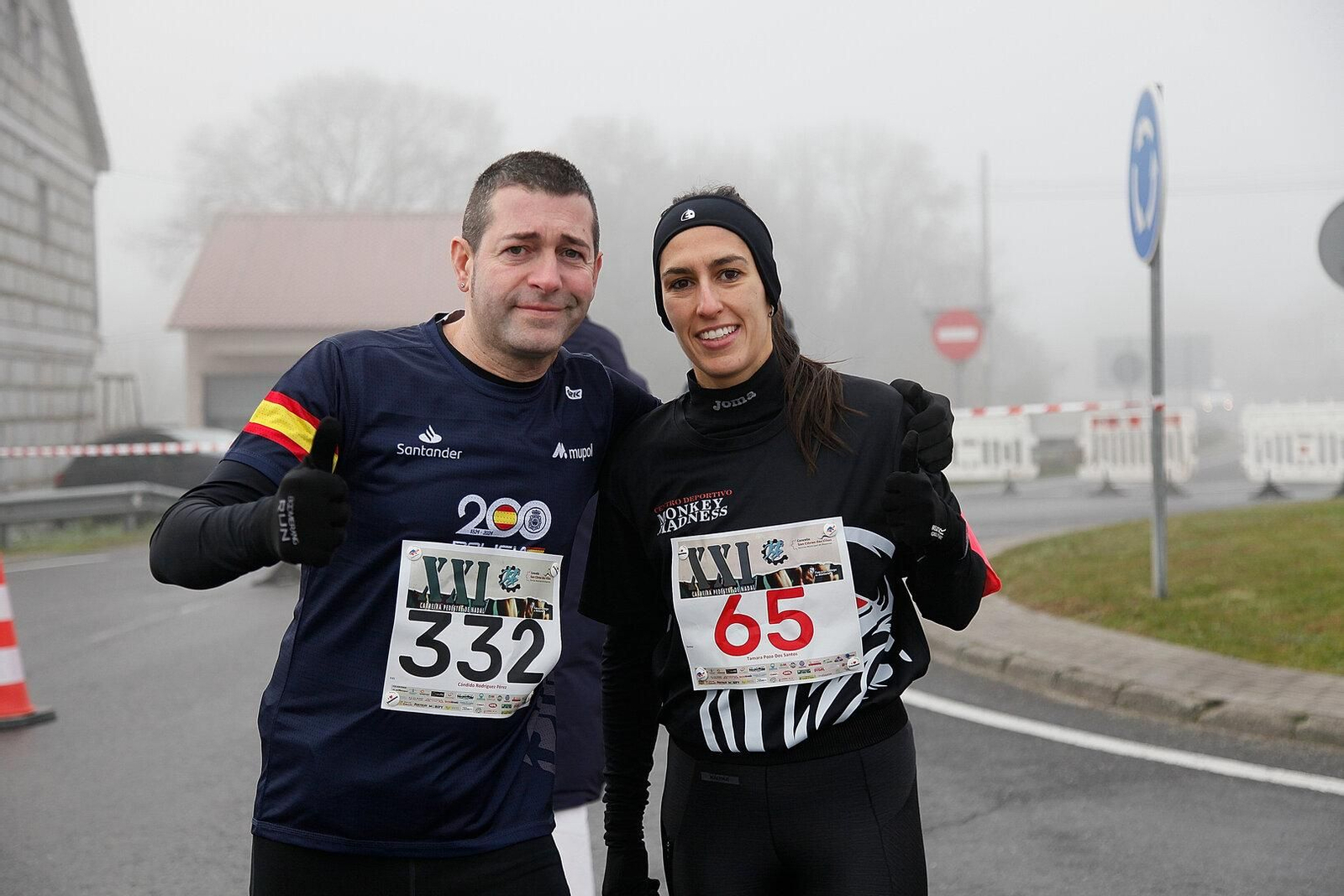 Cándido y Tamara, abrigados entre la niebla, en los momentos previos al inicio.