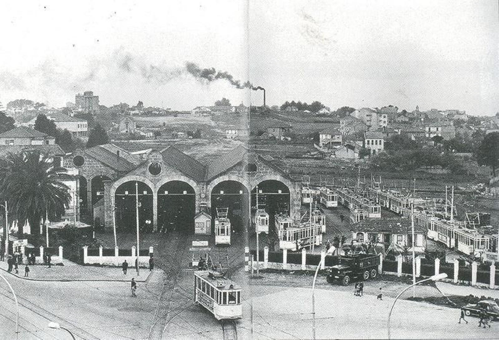 Imaxe das cocheiras dos tranvías na Praza América de Vigo.