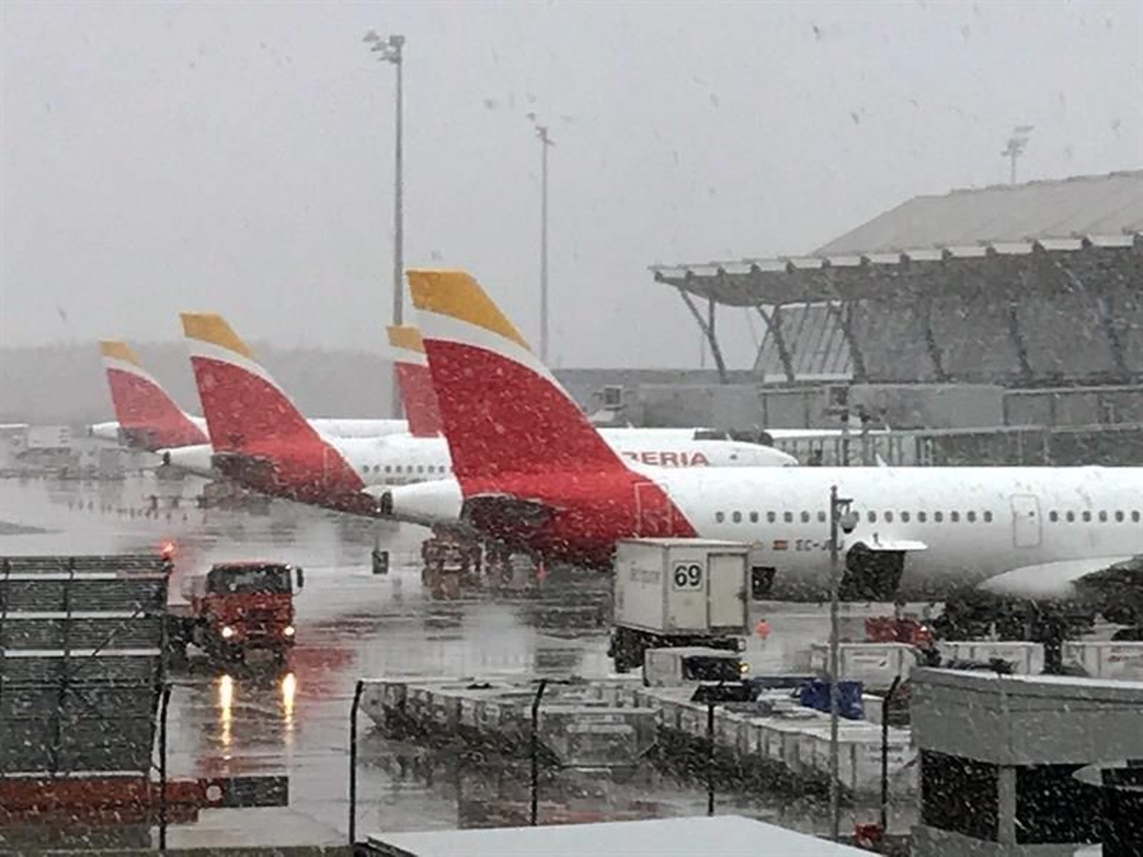 Barajas cierra dos pistas para limpiarlas de nieve y prevé que habrá retrasos