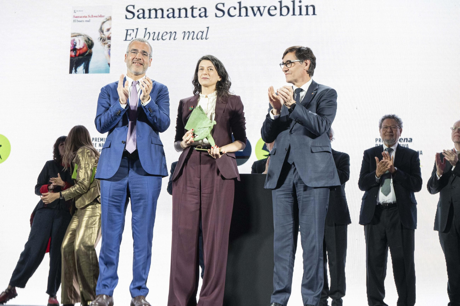 De izquierda a derecha, Maurici Lucena, presidente de Aena; Samanta Schweblin, ganadora del premio; y Salvador Illa, presidente de la Generalitat de Cataluña.