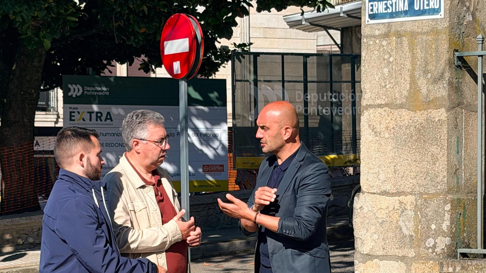 Alejandro Lorenzo (der.), durante su visita, con Javier Bas y David Muíños.