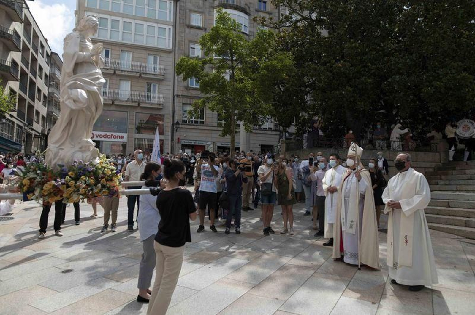 Recibimiento a la virgen de la Inmaculada en las jardinillos del Padre Feijóo // FOTO: MARTIÑO PINAL