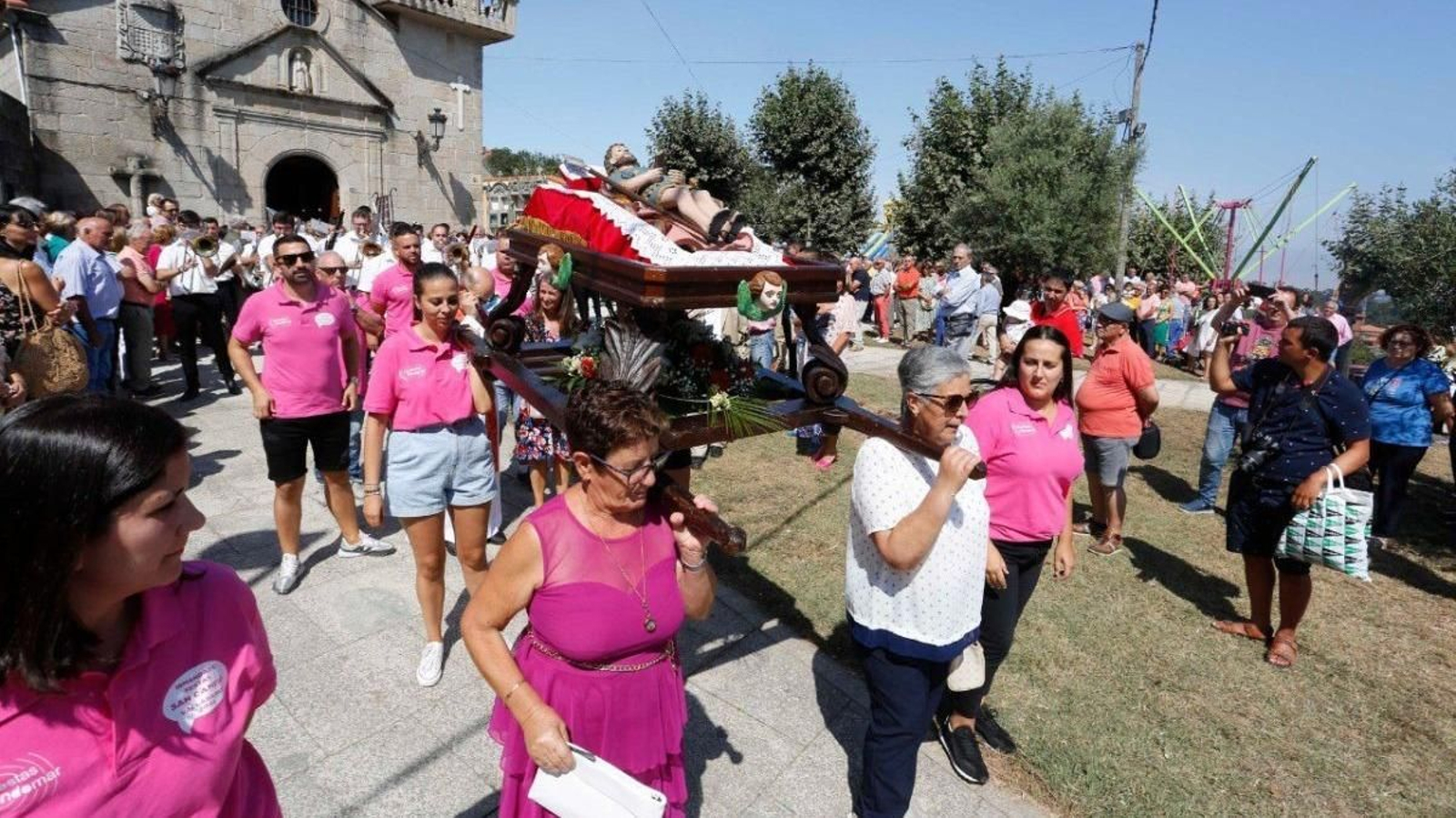 San Campio salió en procesión, portado por las mujeres de la parroquia.