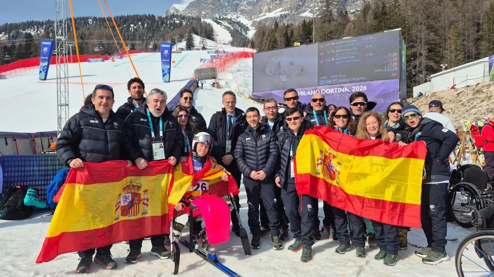 Audrey Pascual celebra su oro con en los Juegos Paralímpicos la delegación española en Milán.