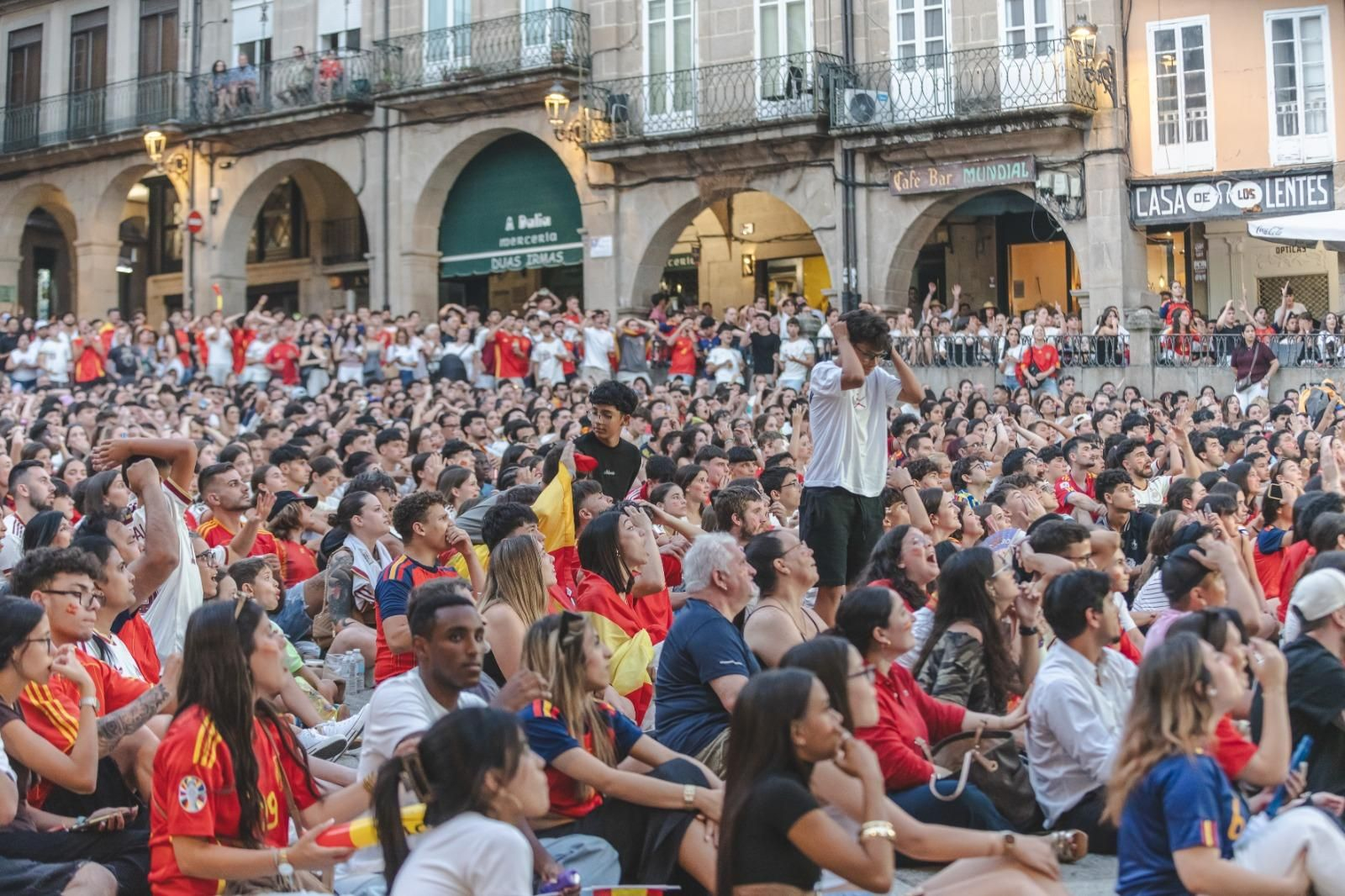Galería | Camisetas, banderas y las calles de Ourense llenas de emoción por ver a España jugar los cuartos de final, en fotos