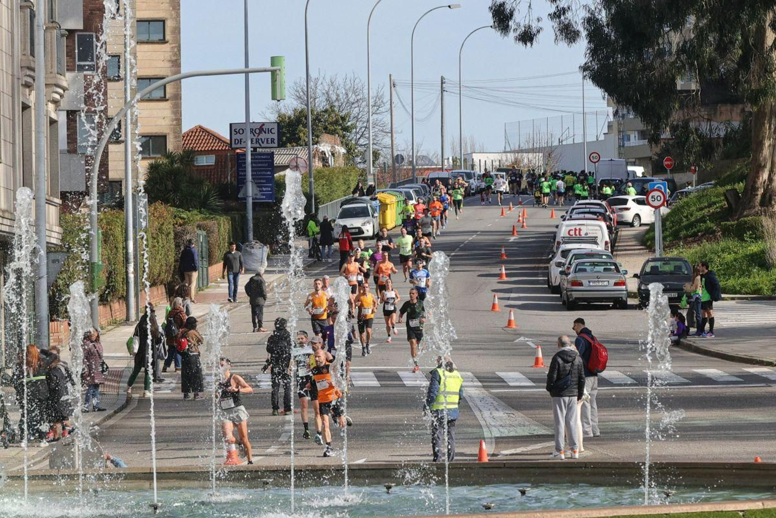 Las fuentes de Jenaro de la Fuente dieron banda sonora de fondo a los corredores ayer.